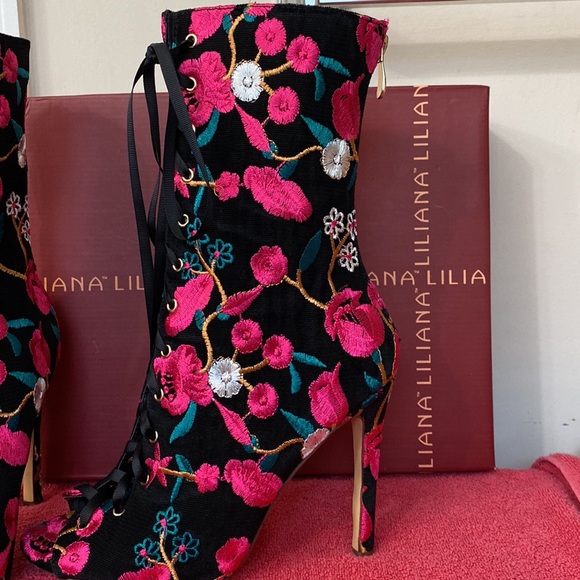 Unique- Floral Print Bootie - Picture 2 of 4